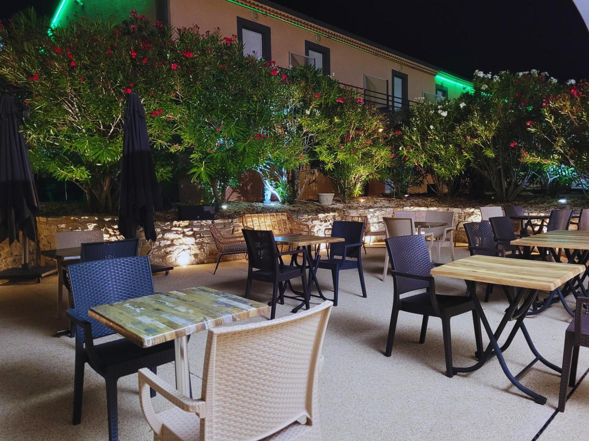 Hotel Restaurant Les Chataigniers Privas Esterno foto
