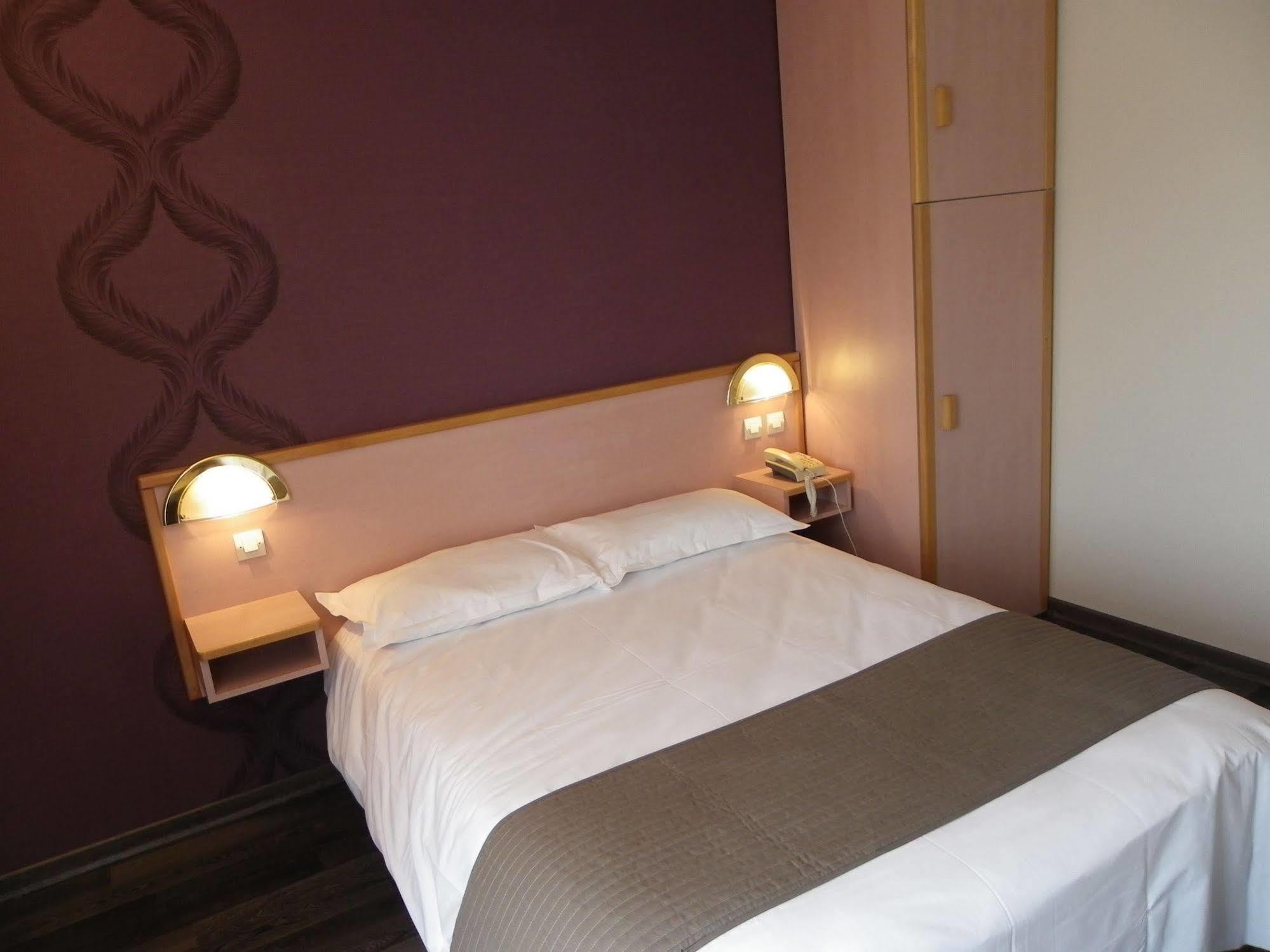 Hotel Restaurant Les Chataigniers Privas Esterno foto